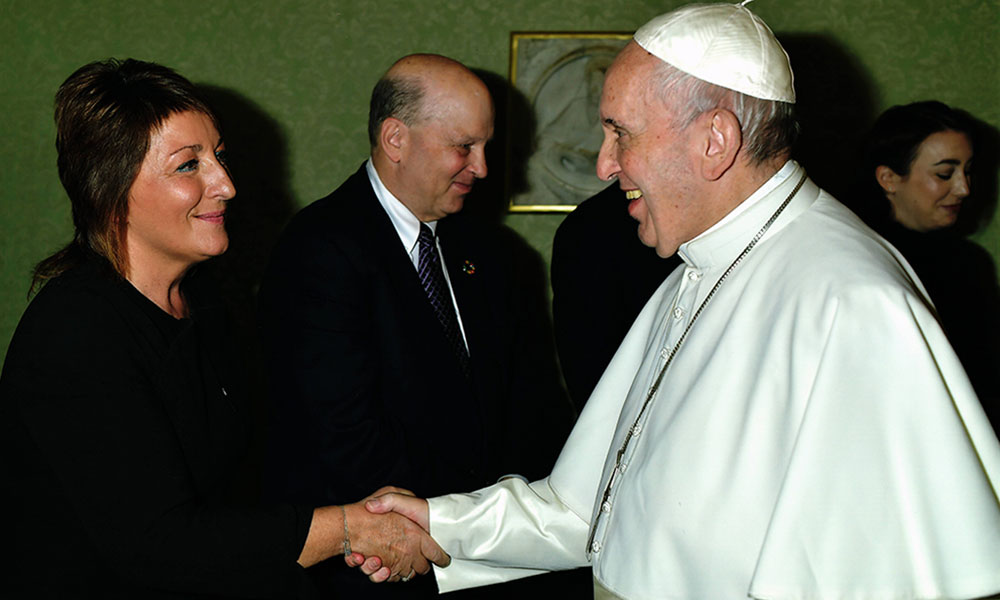 Ariane Slinger With Pope Francis - Caritas Pro Vitae Gradu